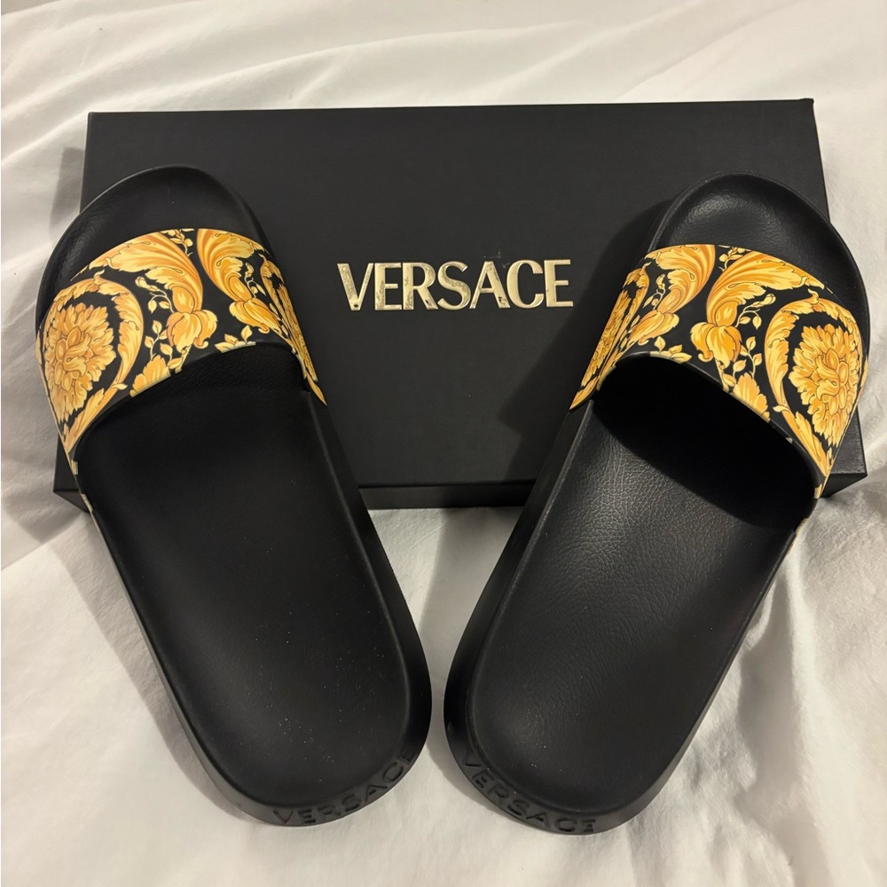 VERSACE RUBBER SLIDES SIZE 43 ( 10 US)
